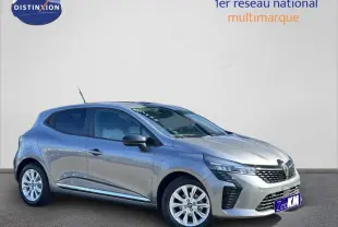 Renault Clio gris Rafale vue 3/4 avant droit, avec jantes alliage et calandre noire distinctive.