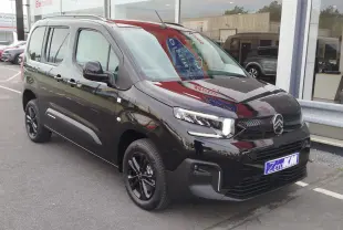 Vue 3/4 avant droite d'un Citroën Berlingo noir Perla Nera avec jantes noires et calandre distinctive.