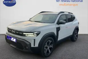 SUV Dacia Duster blanc glacier en 3/4 avant droit avec jantes bi-ton et détails noirs contrastants.