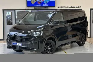 Vue 3/4 avant du Volkswagen Transporter T7 ProCab noir minuit avec jantes alliage noir brillant en showroom.