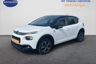 Citroën C3 blanc vue 3/4 avant droit avec toit noir et jantes distinctives, sur fond neutre.