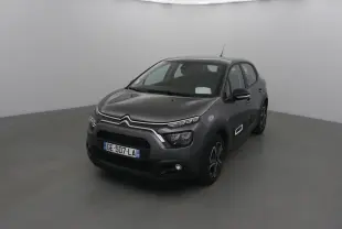 Citroën C3 gris platinium vue 3/4 avant droit, avec signature lumineuse LED et jantes spécifiques.