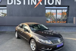 Volkswagen Passat CC 2012 en 3/4 avant droit, couleur chêne noir avec jantes alliage et calandre chromée.