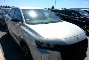 DS7 1.6 E-Tense 225 blanc Cristal Pearl en 3/4 avant gauche, avec calandre noire et jantes alliage 19 pouces.