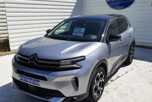 Citroën C5 Aircross Hybrid gris acier avec toit noir, vue 3/4 avant droit, sur parking extérieur lumineux.