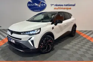 Renault Captur II Ph.2 blanc nacré en 3/4 avant droit, avec jantes noires et toit noir contrasté.