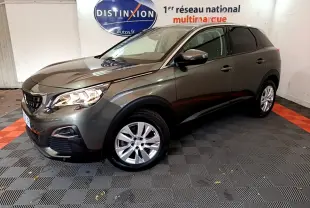 Peugeot 3008 gris foncé vue 3/4 avant droit, avec phares allumés et jantes alliage en showroom.