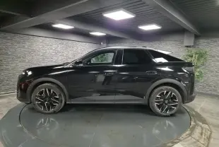 Peugeot 3008 hybride noire vue de profil côté gauche, avec jantes alliage noires et détails noirs laqués.