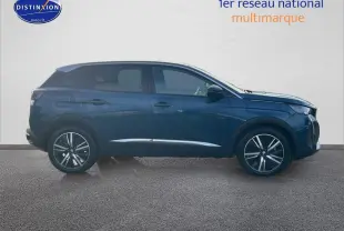 Profil côté gauche du Peugeot 3008 bleu 2024 avec jantes alu et inserts chromés sur fond neutre.
