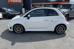 Profil côté gauche d'une ABARTH 500 blanche avec jantes sport 17 pouces et logo Abarth visible sur la porte.