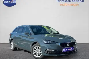 SEAT LEON ST bleu saphir métallisé vue 3/4 avant droit, calandre noire et jantes argentées visibles.