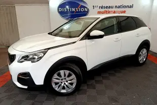 Peugeot 3008 blanc en vue 3/4 avant droit, avec jantes alliage et détails noirs contrastants sur les bas de caisse.