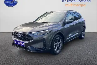 Ford Kuga gris métallisé vu en 3/4 avant droit avec calandre noire et jantes alliage cinq branches.