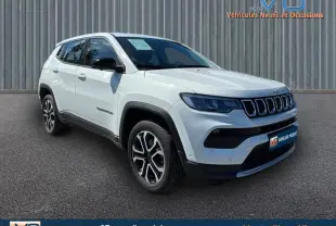 Jeep Compass blanc en 3/4 avant droit, avec jantes alliage 18 pouces et détails noirs contrastants.