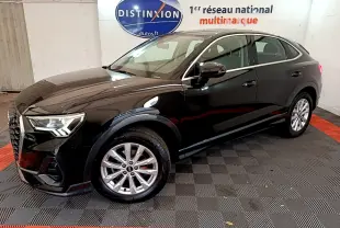 Audi Q3 Sportback noir vu de profil côté gauche dans un showroom avec sol à damiers gris et rouge