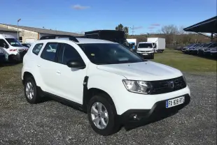 Dacia Duster blanc en 3/4 avant droit, SUV compact avec calandre noire et jantes alliage 16 pouces.