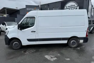 Profil côté gauche d'un utilitaire Renault Master blanc avec baguettes noires et roues tôlées 16 pouces, stationné en extérieur.