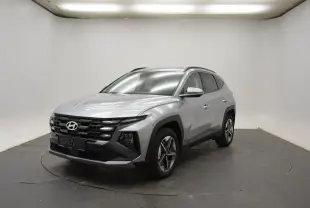 Hyundai Tucson 2025 Shimmering Silver en 3/4 avant droit, avec jantes 18 pouces et calandre noire distinctive.