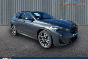 BMW X2 F39 M35i gris métallisé en 3/4 avant droit avec jantes alliage 19 pouces et calandre noire sportive