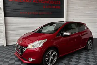 Peugeot 208 GTI rouge vue 3/4 avant droit avec toit panoramique et jantes alliage sport.