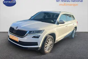 SUV Skoda Kodiaq blanc en 3/4 avant droit, avec calandre noire et jantes alliage visibles sur fond neutre.