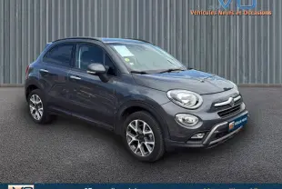 Vue 3/4 avant d'une FIAT 500X gris anthracite avec jantes alliage 17 pouces et phares antibrouillard visibles.