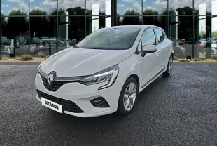 Renault Clio Business TCe 100 blanche vue en 3/4 avant droit sur un parking devant une vitrine réfléchissante.