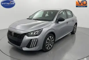 PEUGEOT 208 Hybrid gris en 3/4 avant droit, avec calandre noire et jantes 16 pouces distinctives.