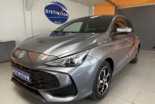 MG3 1.5 L Hybrid+ gris Hampstead en 3/4 avant droit, avec jantes bi-ton et calandre noire brillante.