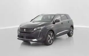 Peugeot 5008 BlueHDi 130ch gris platinium, vue 3/4 avant droit, avec calandre distinctive et jantes alliage.