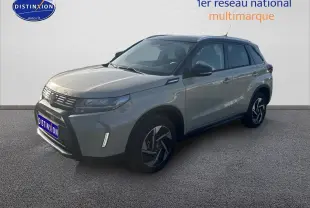 Suzuki Vitara 1.4 Boosterjet Hybrid vue 3/4 avant en So'Color Savanna Ivory/Black métal avec jantes alu noires.