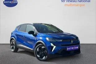 Renault Captur 2025 Bleu Iron/Noir Etoilé en 3/4 avant droit, avec jantes noires et détails lumineux modernes.