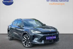 Vue 3/4 avant droite d'un CUPRA Formentor gris magnétique métallisé avec jantes alliage et calandre sportive.