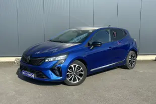 Renault Clio TCE 90 Techno bleu Iron vue 3/4 avant avec jantes alliage et calandre noire distinctive.