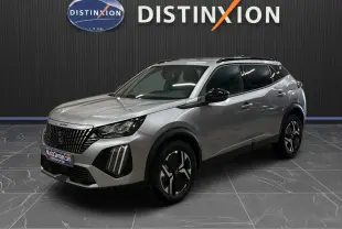 Peugeot 2008 gris Artense métal en 3/4 avant droit, avec calandre noire distinctive et jantes bi-ton.