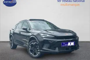 Vue 3/4 avant d'un CUPRA Formentor noir minuit métallisé avec jantes alu distinctives et calandre marquée.