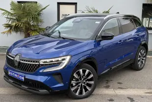 Renault Austral E-Tech bleu Iron avec toit noir panoramique, vue 3/4 avant mettant en valeur les jantes 19 pouces.