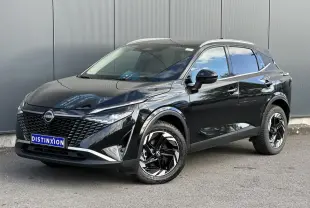 Nissan Qashqai noir nacré en 3/4 avant droit, avec jantes alliage noires et calandre distinctive en losange.