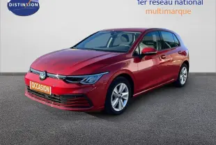 Volkswagen Golf VIII rouge Roi Metal vue 3/4 avant droit sur fond neutre avec plaque occasion.