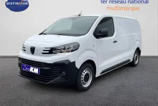 Fourgon blanc Peugeot Expert M 1.5 BlueHDi 120ch vu en 3/4 avant droit avec calandre noire et jantes acier.