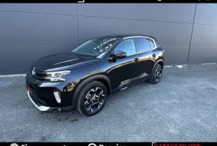 Vue 3/4 avant droite d'un SUV Citroën C5 Aircross noir brillant avec jantes noires et détails chromés.