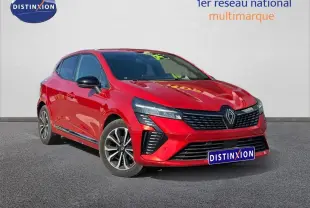 Renault Clio 1.0 Eco-G rouge Flamme vue 3/4 avant droit, avec calandre chromée et jantes alu distinctives.