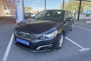 Silhouette stylisée d'une voiture avec texte "en arrivage", sans représentation visible du Peugeot 508 gris foncé 2016.