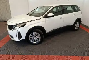 Peugeot 5008 blanc en vue 3/4 avant droit, avec signature lumineuse verticale distinctive et jantes alliage.