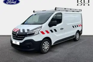 Renault Trafic Fourgon blanc glacier vu en 3/4 avant droit avec galerie de toit aluminium et marquages rouges et noirs sur la carrosserie.