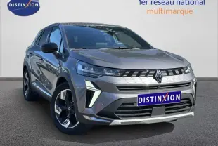 Vue 3/4 avant d'un Renault Symbioz rouge Flamme nacré avec calandre lumineuse et jantes alu distinctives.