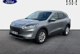 Ford Kuga gris Solar métallisé en vue 3/4 avant droit, avec calandre noire et jantes alliage visibles.