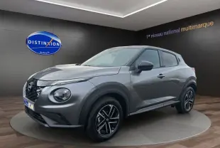 Nissan Juke 1.6 Hybrid 2025 gris squale en 3/4 avant droit, avec jantes noires et détails modernes distinctifs.