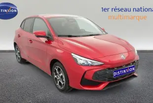Vue 3/4 avant d'une MG3 1.5 L Hybrid+ rouge Diamond avec jantes alliage et phares LED allumés.