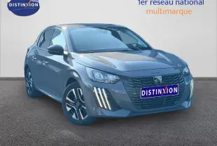 Peugeot 208 gris Artense vue 3/4 avant droit, avec calandre noire et feux LED verticaux distinctifs.